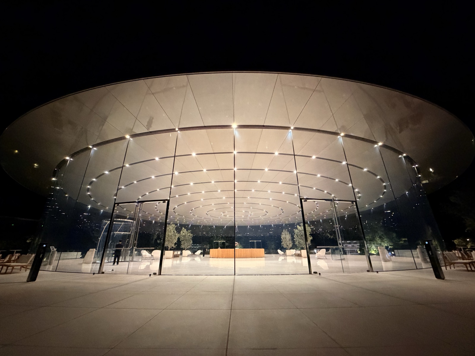 夜のSteve Jobs Theaterはとても美しかった