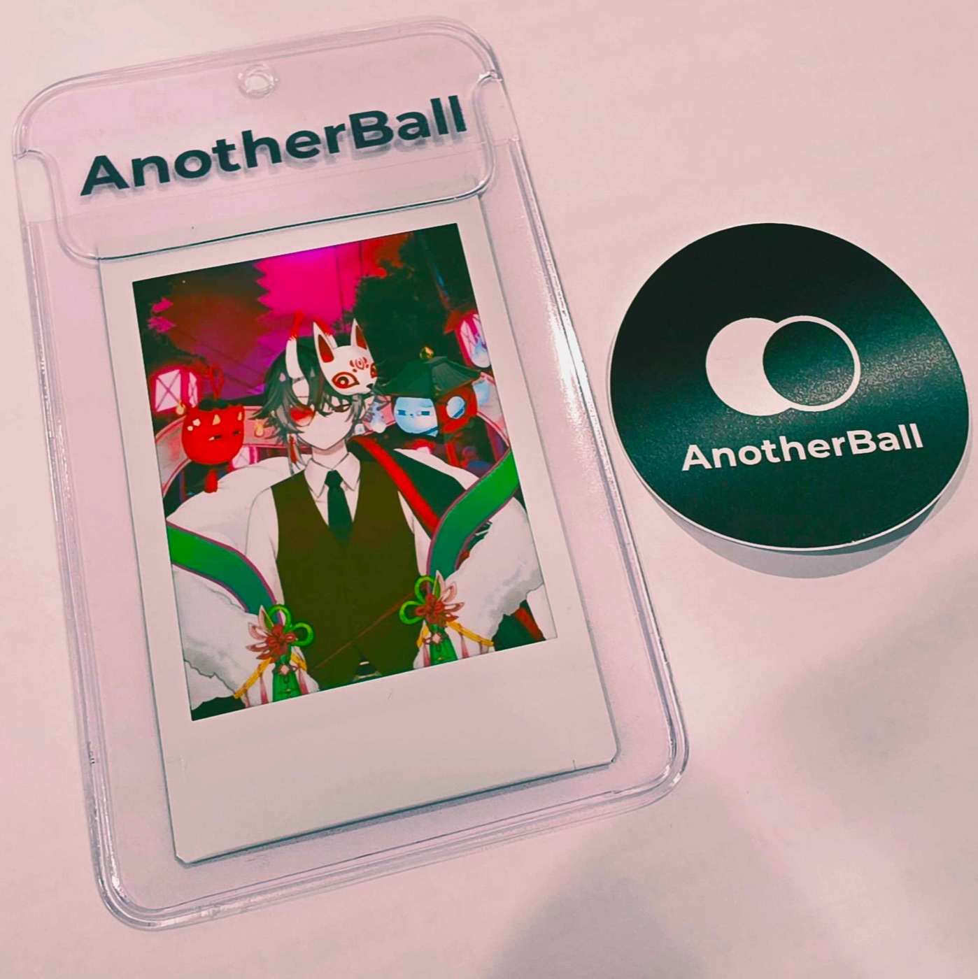 ブースで作れるチェキとホルダー、配布するAnotherBallのステッカー（イメージ）